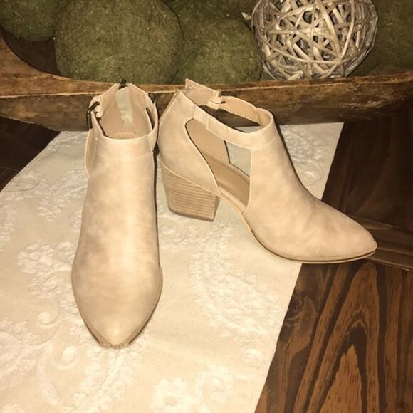 Catherine Malandrino Fimby Pointed Toe - Picture 5 of 11